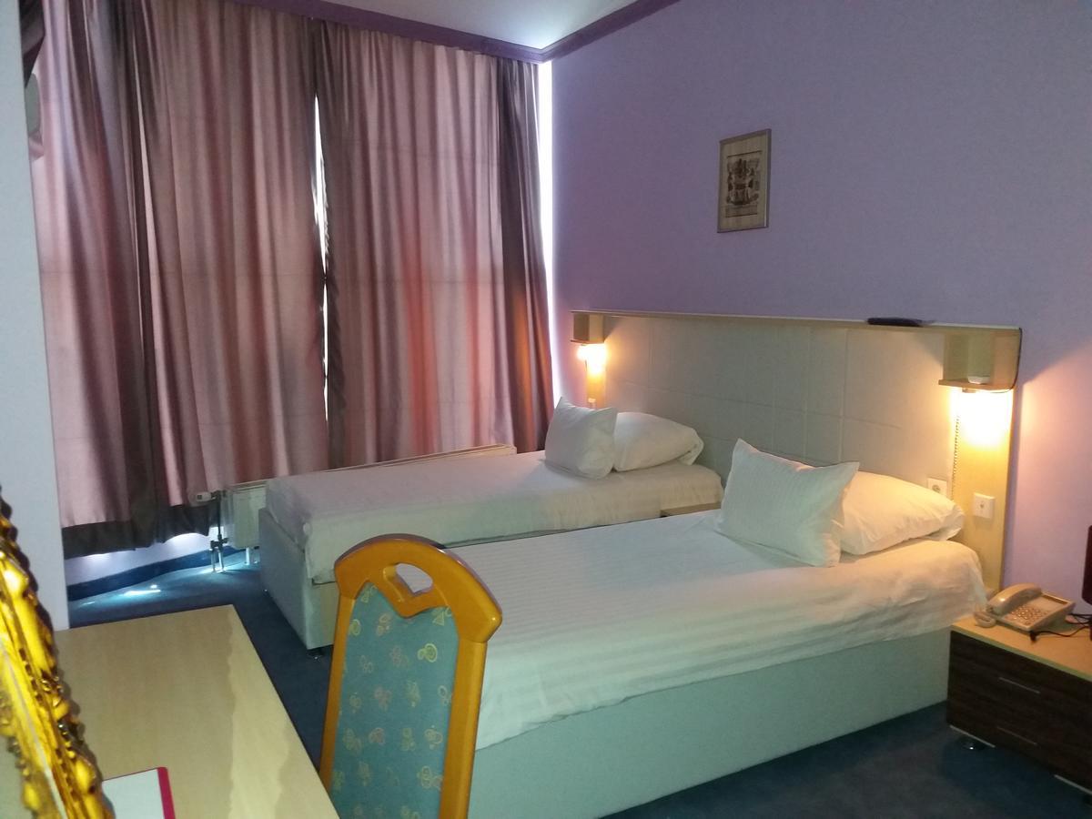Hotel & Restaurant Great Wall - Airport ซาราเยโว ภายนอก รูปภาพ