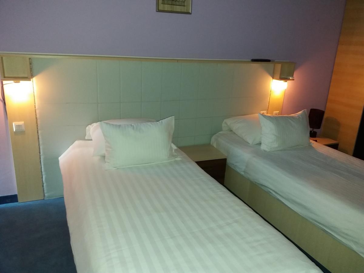 Hotel & Restaurant Great Wall - Airport ซาราเยโว ภายนอก รูปภาพ