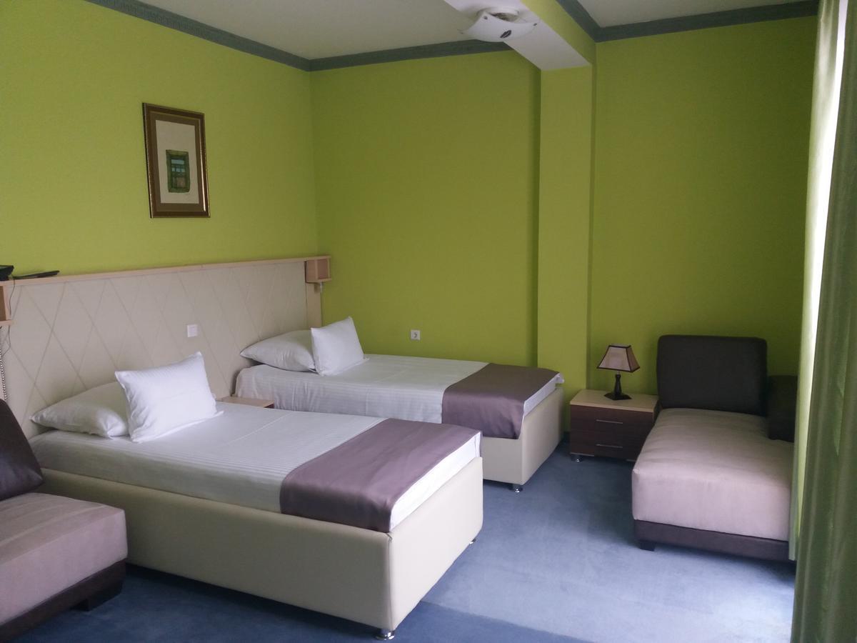 Hotel & Restaurant Great Wall - Airport ซาราเยโว ภายนอก รูปภาพ